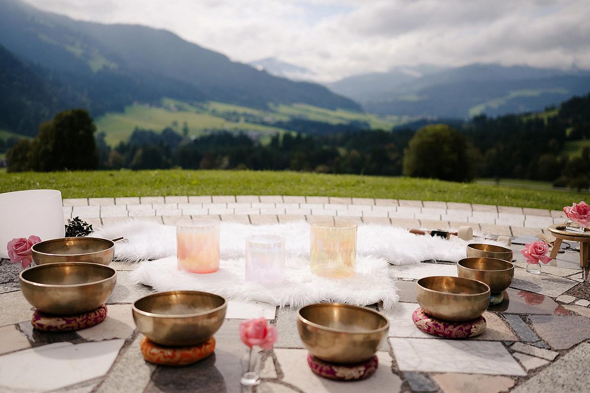 Klangschalen für Yoga und Meditation auf der Terrasse mit Panoramablick auf die Berge rund um Söll in Tirol