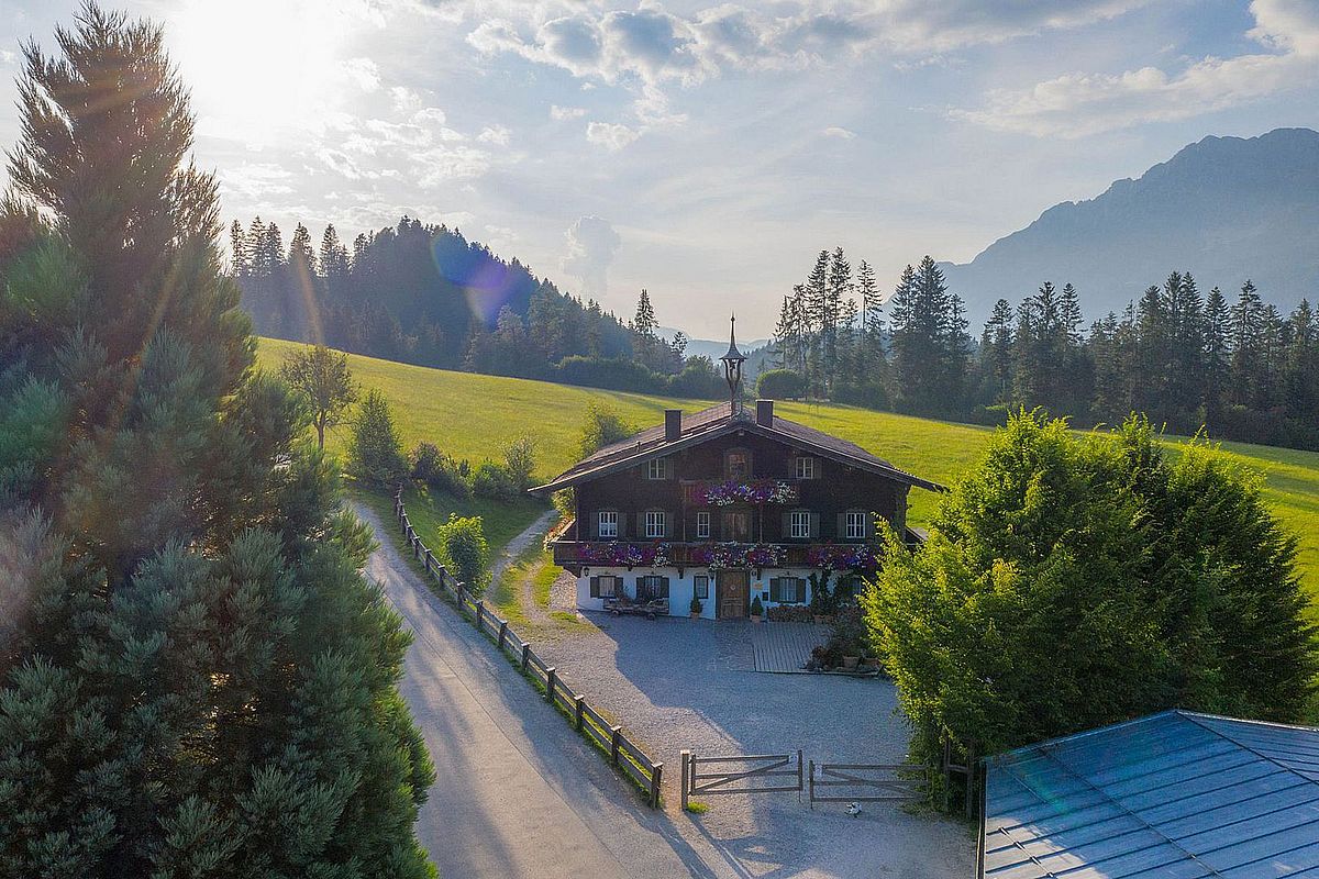 Die Drehorte zur TV-Serie der Bergdoktor in der Ferienregion Wilder Kaiser. Die Bergdoktorpraxis in Ellmau mit Blick auf das Kaiser Gebirge.