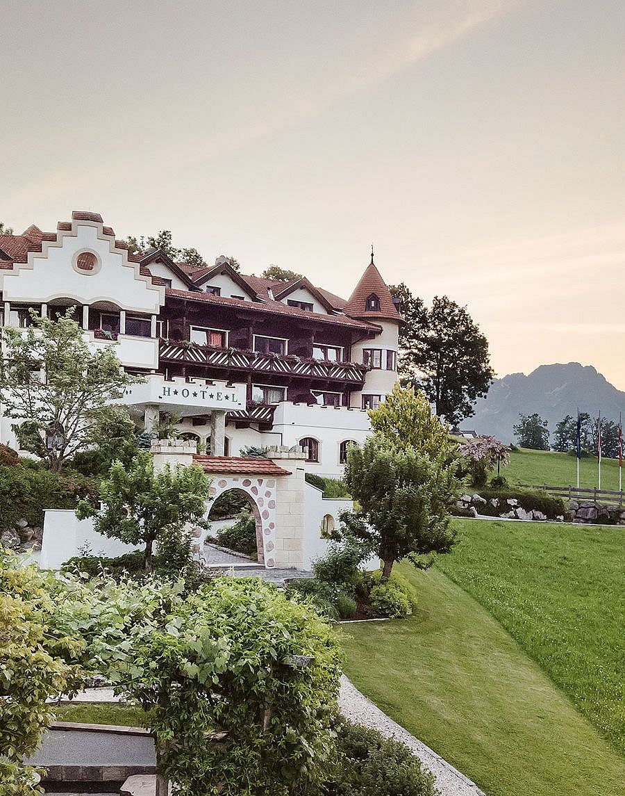 Hotel AlpenSchlössl Sommer in Söll Sommeransicht vom Hotel AlpenSchlössl in Söll am Wilden Kaiser