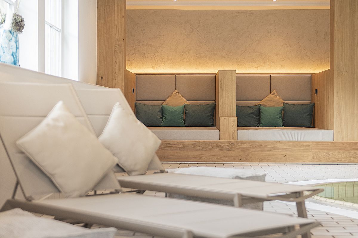 Entspannen am Hallenbad Gemütliche Entspannungsliegen am Hallenbad des Hotels AlpenSchlössl