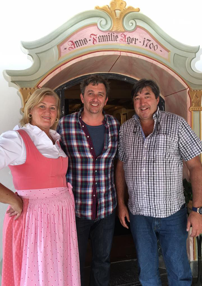 Bergdoktor Martin Gruber (Hans Sigl) mit Hans und Karin Ager vor dem Agerhof in Söll am Wilden Kaiser