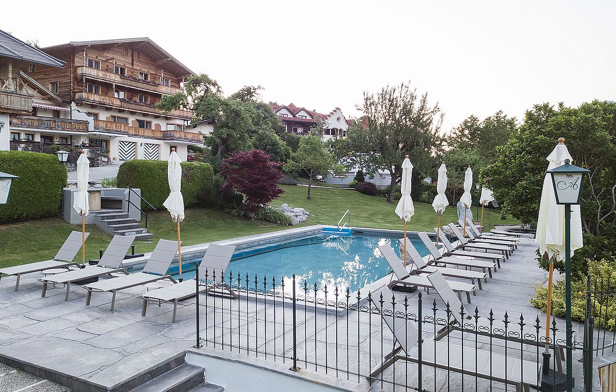 Freischwimmbad im Schlösslgarten mit Blick auf die Kitzbüheler Alpen