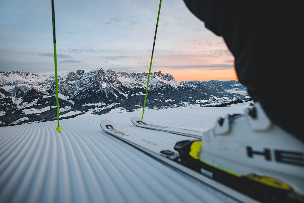 Skifahren in der SkiWelt Skifahrer auf einer frisch präparierten Piste in der SkiWelt Wilder Kaiser–Brixental
