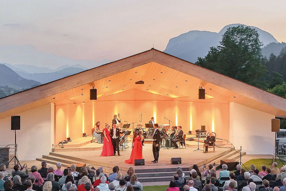 Musikpavillon in Scheffau beim Kulturfestival Scheffauer HerzTakt am Wilden Kaiser mit Bühne, Musikensemble und Publikum am Abend