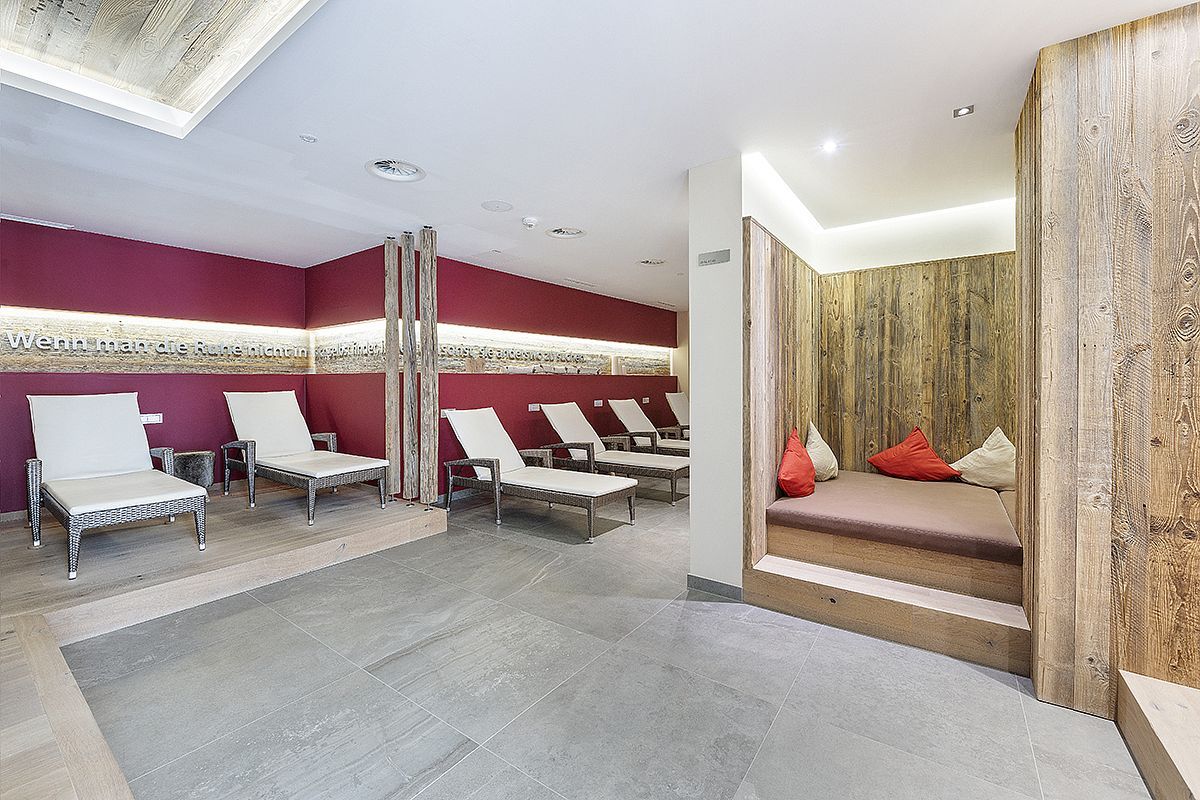 Wellness und Erholung Gast beim Entspannen im Wellnessbereich des Hotels AlpenSchlössl